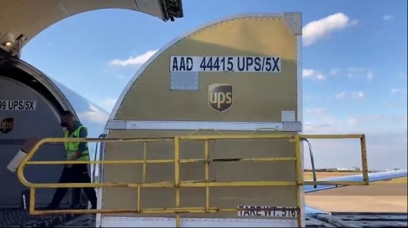Lote de vacinas da Pfizer chega ao Brasil por Viracopos neste domingo (20) — Foto: UPS