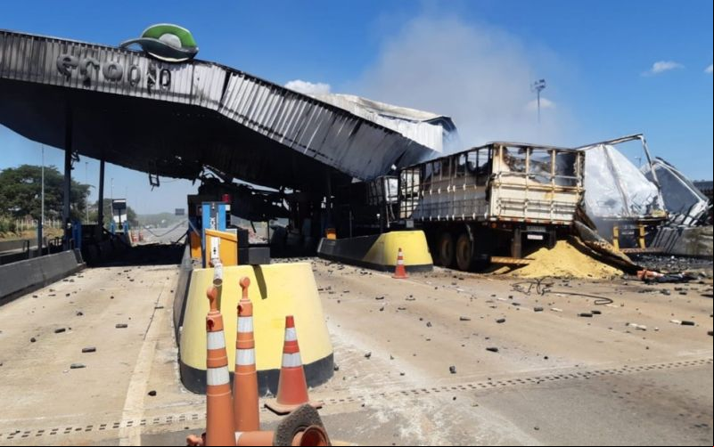 Caminhão em que motorista sobrevivente estava foi danificado pelo fogo na BR-050, Campo Alegre de Goiás — Foto: Divulgação/PRF