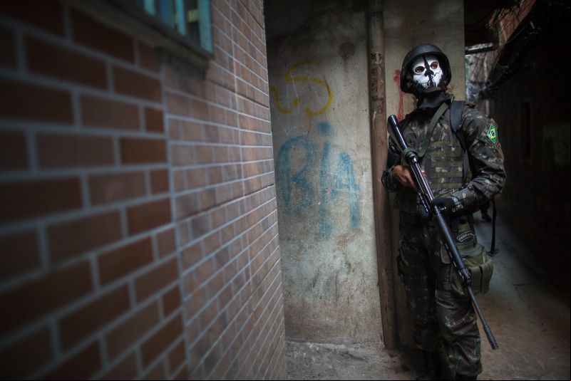 CML investiga uso de máscaras proibidas por soldados das Forças Armadas na Rocinha