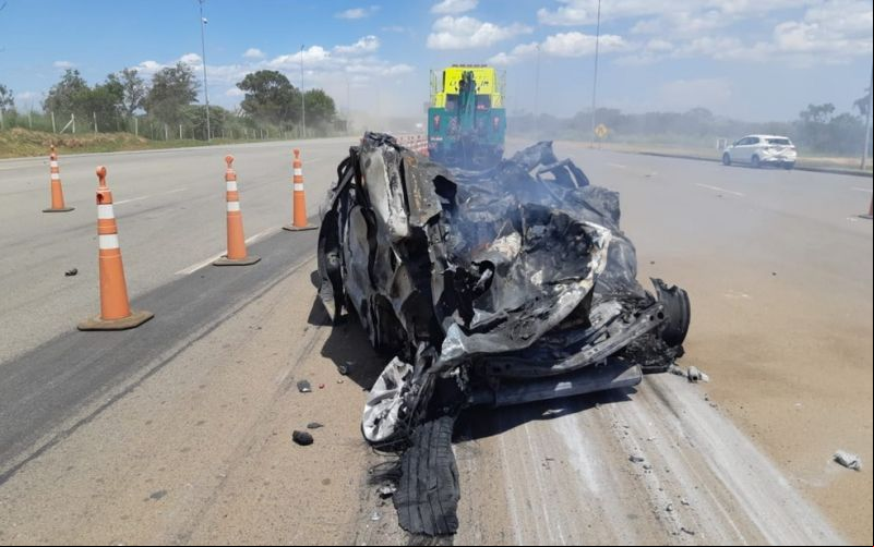 Acidente com carretas incendeia praça de pedágio e carro em Campo Alegre de Goiás — Foto: Divulgação/PRF